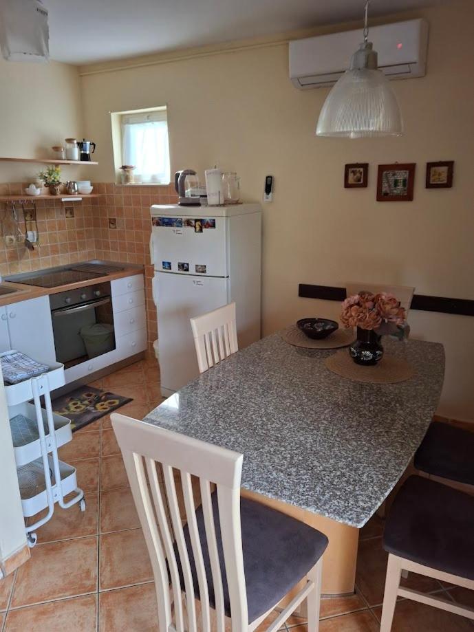 Apartments Popaj คอมีชา ภายนอก รูปภาพ