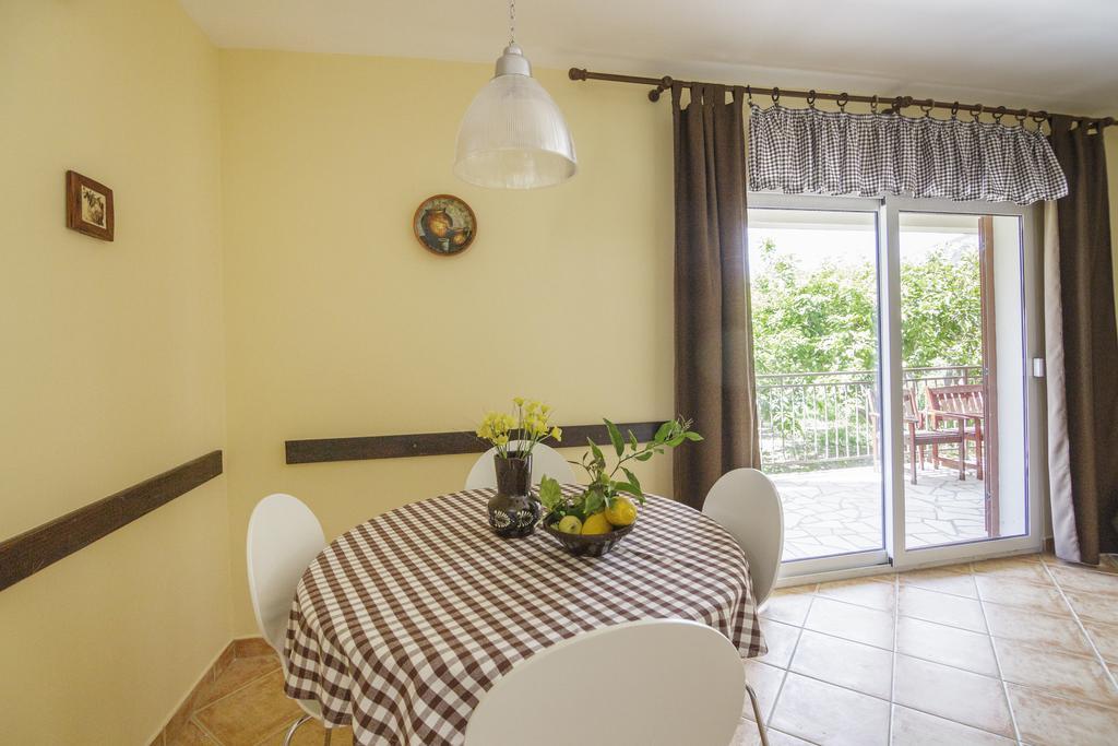 Apartments Popaj คอมีชา ภายนอก รูปภาพ
