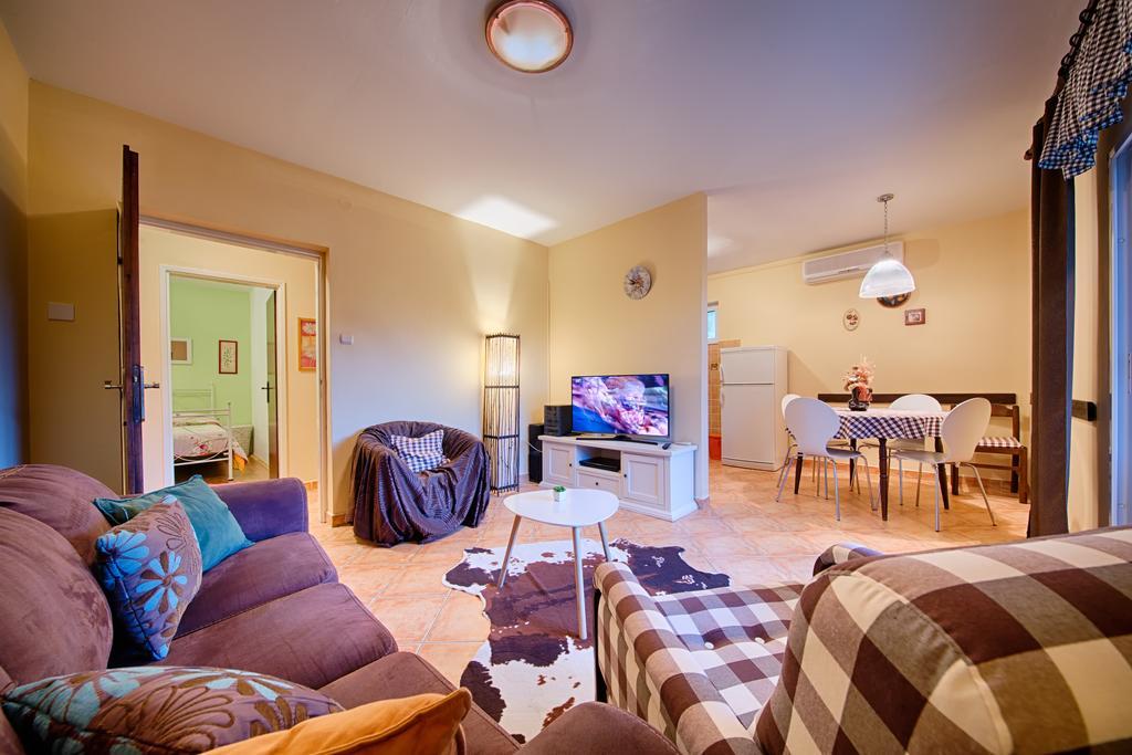 Apartments Popaj คอมีชา ภายนอก รูปภาพ