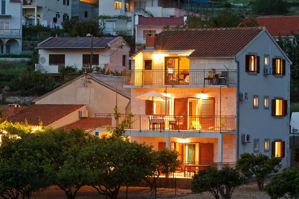 Apartments Popaj คอมีชา ภายนอก รูปภาพ